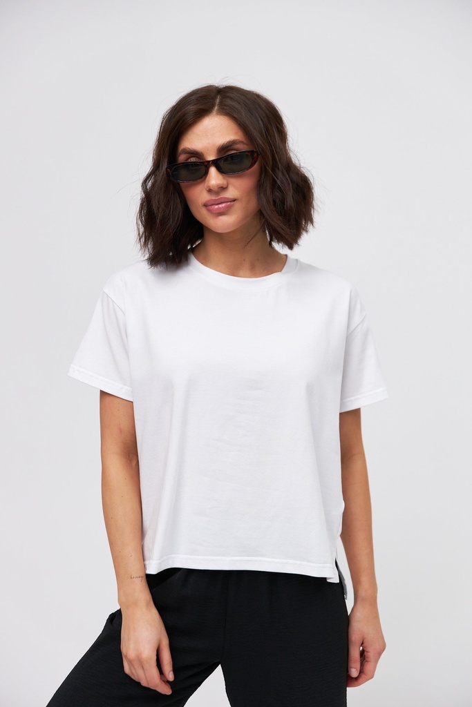 Tricou cu tăieturi