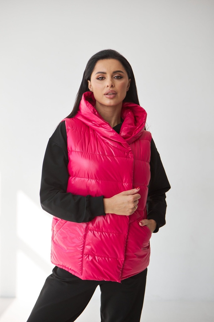 Hooded vest with snap buttons 